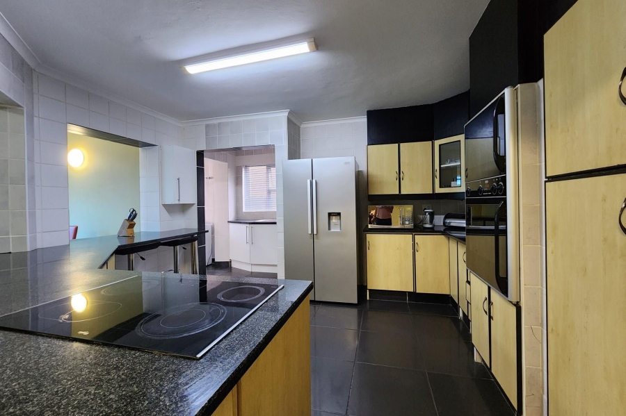 8 Bedroom Property for Sale in Wavecrest Eastern Cape